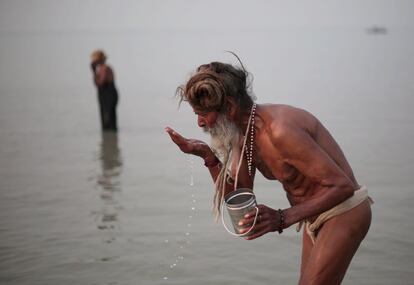 Monjes indios participan en el Festival Ganga Sagar, en la isla Sagar, al este de India. El festival se celebra anualmente y concentra a miles de peregrinos para bañarse en las aguas sagradas del río Ganges. 