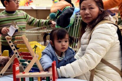Una mujer con su hija en Pekín.