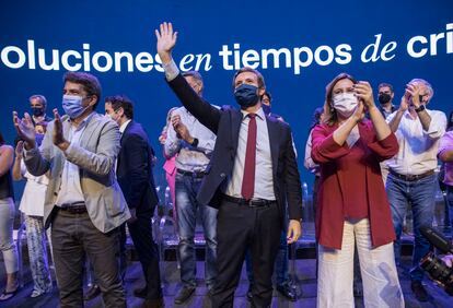 El presidente del PP valenciano, Carlos Mazón, con el presidente del PP nacional, Pablo Casado y la presidenta del PP de la ciudad de Valencia, María José Catalá.