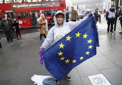 Un hombre con la bandera europea en Londres.