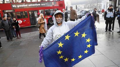 Un hombre con la bandera europea en Londres.