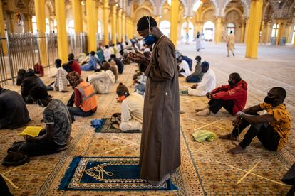 Fieles con mascarilla rezan en la mezquita Massalikul Jinaan de Dakar el viernes 15 de mayo, tras la relajación de las medidas adoptadas por el Gobierno senegalés frente al coronavirus.