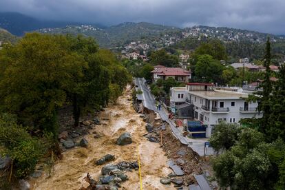 Carretera colapsada tras las fuertes lluvias en Volos (Grecia).