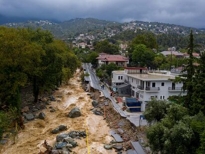 Carretera colapsada tras las fuertes lluvias en Volos (Grecia).