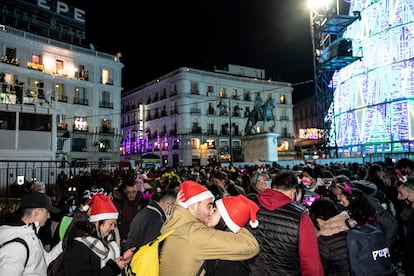Una pareja se besa durante la celebración de año nuevo esta madrugada en la Puerta del Sol en Madrid.