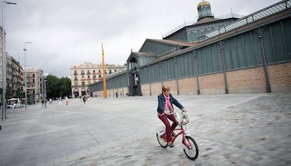 Una mujer circula en bici por el entorno del Mercado del Born.