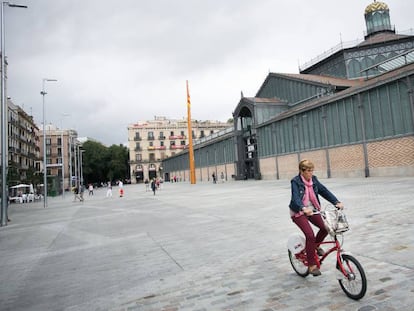 Una mujer circula en bici por el entorno del Mercado del Born.