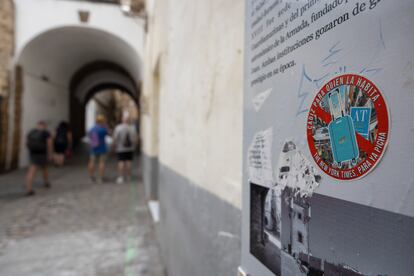 Una pegatina contra el turismo, en el barrio del Pópulo de Cádiz.