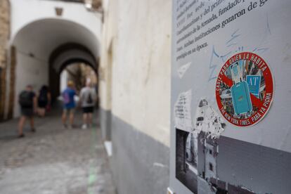 An anti-tourism sticker in the Pópulo neighbourhood of Cádiz.