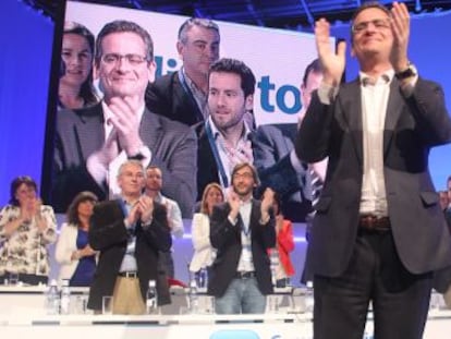 Rajoy (derecha) y Basagoiti, en el acto de cierre del congreso del PP vasco en Bilbao.