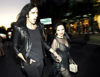 Alaska y su marido, Mario Vaquerizo, son algunas de las celebridades que pasearon ayer por las calles de Madrid durante la segunda edición de la noche de la moda.