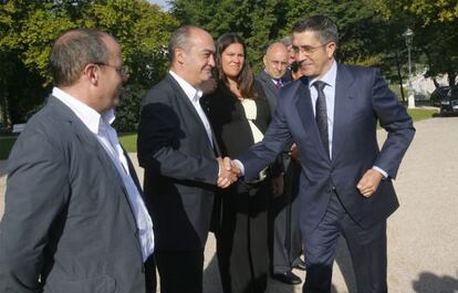 Patxi López saluda a Martin Garitano en el Palacio de Miramar de San Sebastián.