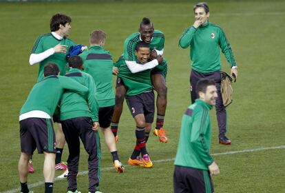 Los jugadores del Milan &#039;Kak&aacute;&#039; y Balotelli, durante el entrenamiento celebrado en el estadio Vicente Calder&oacute;n, en la v&iacute;spera del partido de vuelta de octavos de final de la Liga de Campeones que les enfrenta al Atl&eacute;tico de Madrid.