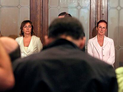 Izaskun Moyua (a la izquierda), el día que se hizo cargo de Emakunde en sustitución de Txaro Artega (a la derecha).