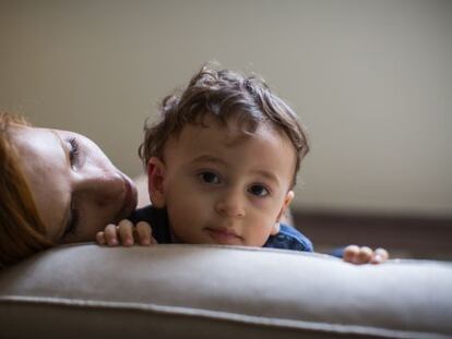 &Eacute;rica, que teve parto normal, e o filho.