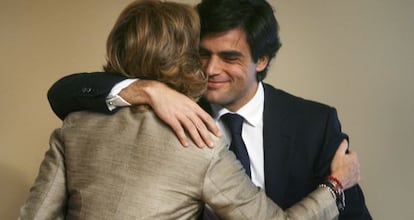 Juan José Güemes con la expresidenta de la comunidad Esperanza Aguirre.