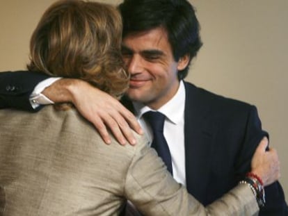 Juan José Güemes con la expresidenta de la comunidad Esperanza Aguirre.