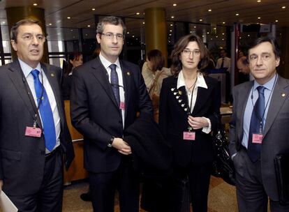 Los diputados generales José Luis Bilbao, Markel Olano y Xabier Agirre, y la ex <b><i>vicelehendakari</b></i> Idoia Zenarruzabeitia, en Luxemburgo en 2008.