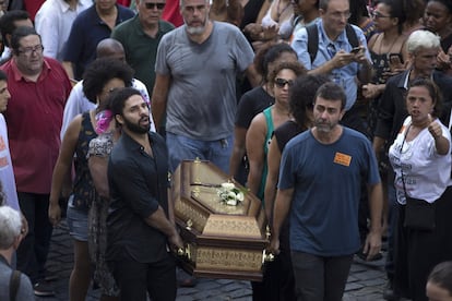 O corpo de Marielle Franco é carregado por familiares e amigos, entre eles o ex-deputado Marcelo Freixo (PSOL), de quem a vereadora foi assessora. 