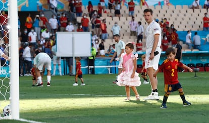 Azpilicueta, con sus hijos a la finalización del partido ante Eslovaquia.