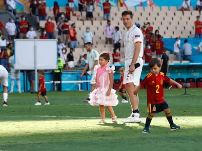 Azpilicueta, con sus hijos a la finalización del partido ante Eslovaquia.