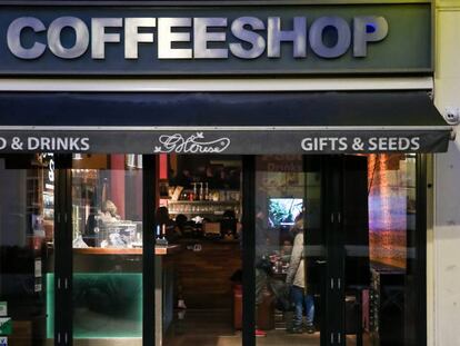 'Coffeeshop' en una calle de Amsterdam.
