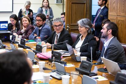 Los ministros de Hacienda y Trabajo, Mario Marcel y Jeannette Jara, durante una reunión con la comisión de Hacienda del Senado, en mayo de 2023.