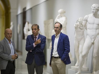 El rector de la Universidad de Sevilla, Miguel Ángel Castro, (centro) en un acto reciente.