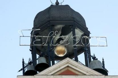 El carillón del reloj de la Puerta del Sol con el neón que felicita el año nuevo.