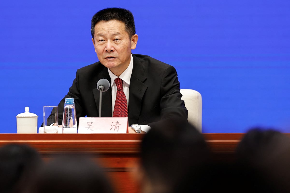 China multa a brókeres online: impacto en inversiones extranjeras