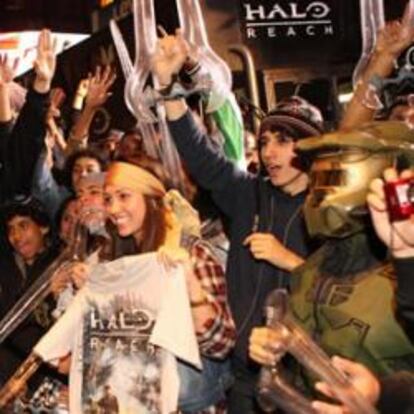 Fans de Halo hacen fila en una tienda de Nueva York para comprar la última versión del juego.