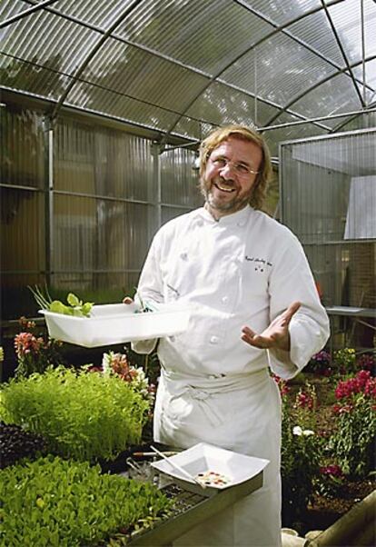 Miguel Sánchez romera en el invernadero donde cultiva núcleos de verduras.