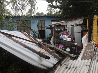 Una mujer en su vivienda de Tecolutla, en el Estado de Veracruz, tras el paso del huracán 'Grace'.