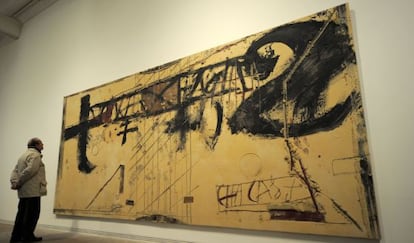 A visitor looks at &quot;Terros&quot; (1984) at the Tapies Foundation.