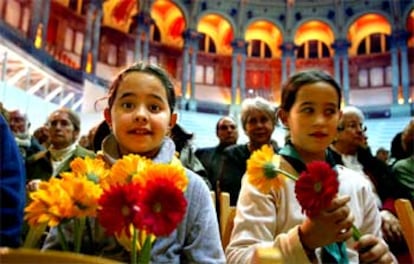 Dos pequeñas <i>escoltes</i>, en el acto celebrado ayer en la Sala Oval del Palau Nacional.