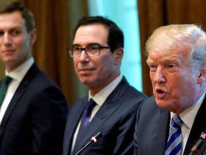 Donald Trump, el secretario de Tesoro, Mnuchin, y el asesor preseindecial Kushner (izquierda), en la Casa Blanca.