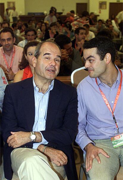 Manuel Chaves y Carlos Moya, secretario general de Juventudes Socialistas, ayer en Islantilla (Huelva).