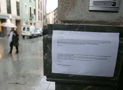 Aviso de recogida de firmas a favor de presos etarras en un portal de Mondragón.
