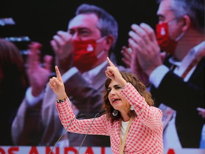 La ministra de Hacienda, María Jesús Montero, en su intervención en el 14º Congreso Regional del PSOE-A celebrado este sábado en Torremolinos (Málaga). En la pantalla, Juan Espadas, secretario general del PSOE-A.