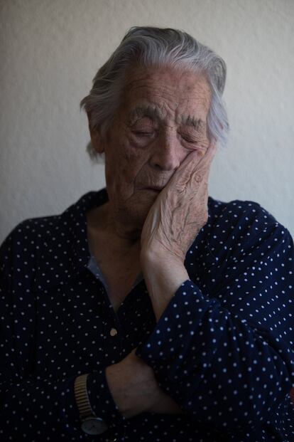 Lucía de la Torre Muñoz relata lo que la memoria le permite sobre la detención y ejecución de su madre Catalina Muñoz Arranz, única mujer juzgada en consejo de guerra y fusilada en la provincia de Palencia. Catalina no sabía leer ni escribir, pero sí firmar, según el sumario de su juicio, que se conserva en el archivo militar de Ferrol. Es fichada como una mujer de 1,51, morena, de pelo y ojos negros, de apodo “Pitilina”.