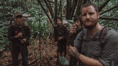 David Beriain con algunos de los miembros de la tribu 'hmong'.