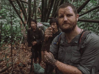 David Beriain con algunos de los miembros de la tribu 'hmong'.