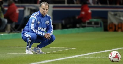 Bielsa, en la banda, durante el duelo del Parque de los Príncipes.