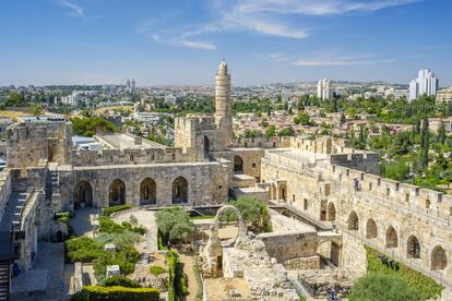 Jerusalén es uno de los destinos con mayor carga espiritual para celebrar la Navidad. Miles de peregrinos de todo el mundo se dan cita en sus iglesias cristianas para conmemorar el nacimiento de Jesús, en la cercana ciudad palestina de Belén. A solo 9 kilómetros, acuden también miles de turistas a visitar la Basílica de la Natividad. Y lo mismo sucede con Nazaret, a 150 kilómetros al norte de Jerusalén, donde pasó su infancia y vivió parte de su vida. La ciudad tres veces santa –para cristianos, judíos y musulmanes– fusiona la tradición religiosa con múltiples ofertas de ocio y cultura.