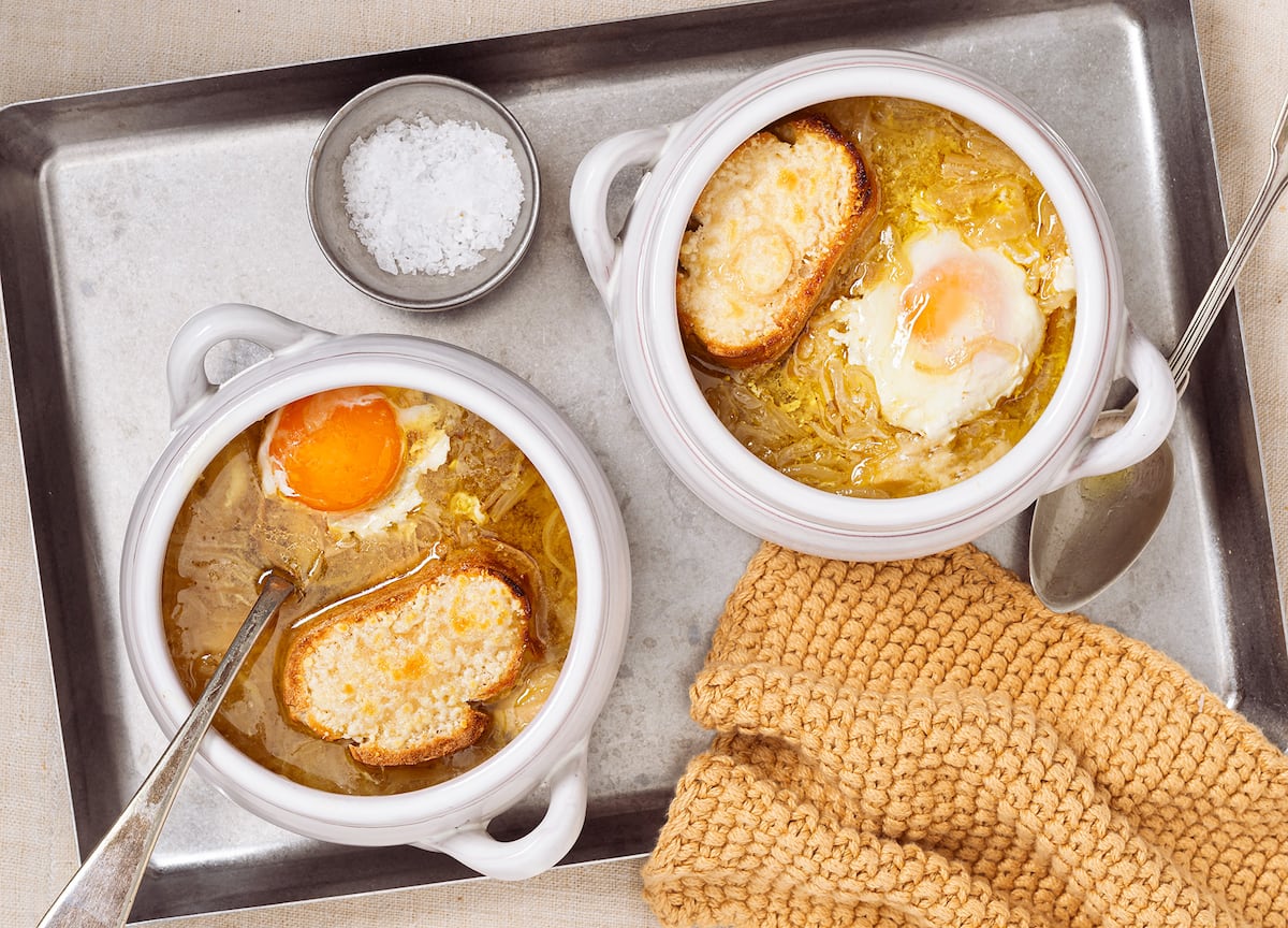 Sopa de cebolla con pan y huevo, la cena ideal para noches frías