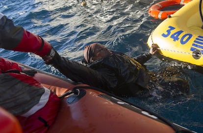 Paralelamente, una patrullera de la Gendarmería marroquí ha rescatado  también esta mañana una lancha hinchable en la que viajaban entre cinco  y seis personas que han sido trasladadas al puerto de Tánger.