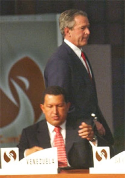 La mutua antipatía que se profesan George Bush y Hugo Chávez quedo patente una vez más en Monterrey. En la imagen el presidente de EE UU pasa por detrás del venezolano casi sin mirarle, después de pronunciar su discurso.