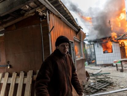 A local resident reacts as a house is on fire after heavy shelling on the only escape route used by locals to leave the town of Irpin, while Russian troops advance towards the capital, 24km from Kyiv, Ukraine March 6, 2022. REUTERS/Carlos Barria     TPX IMAGES OF THE DAY