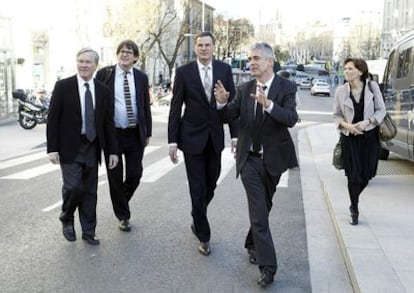 De izquierda a derecha, los directores Bill Keller ('The New York Times'), Alan Rusbridger ('The Guardian'), George Mascolo ('Der Spiegel'), Javier Moreno (EL PAÍS) y Sylvie Kauffmann ('Le Monde'), en 2011.