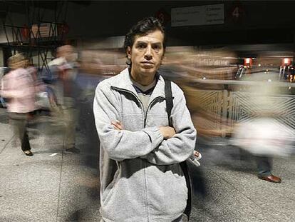 Neftalí Vasquez, inmigrante ecuatoriano que trabaja en Madrid pintando casas. En Ecuador era poeta y contable.